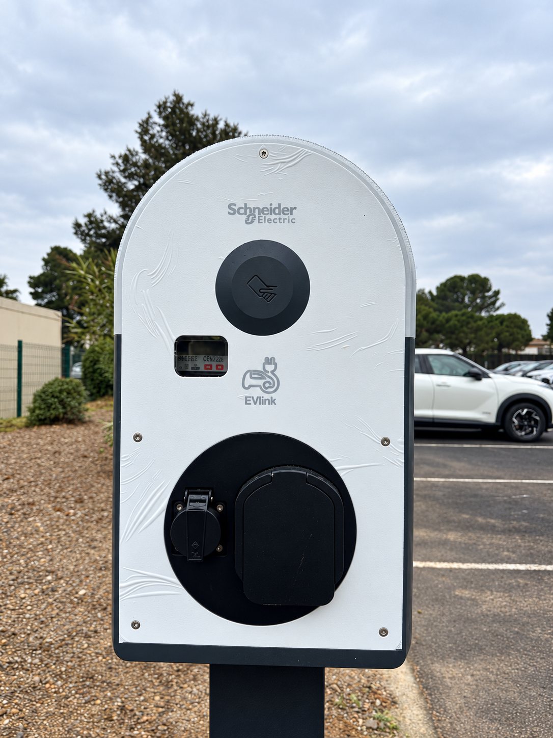 Véhicules et borne de recharge installée par Delta Automatisme