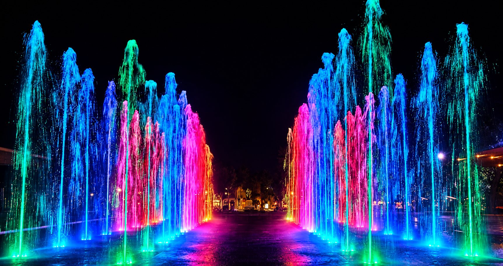 Fontaine musicale de la place Jean Jaurès à Béziers illuminée de nuit