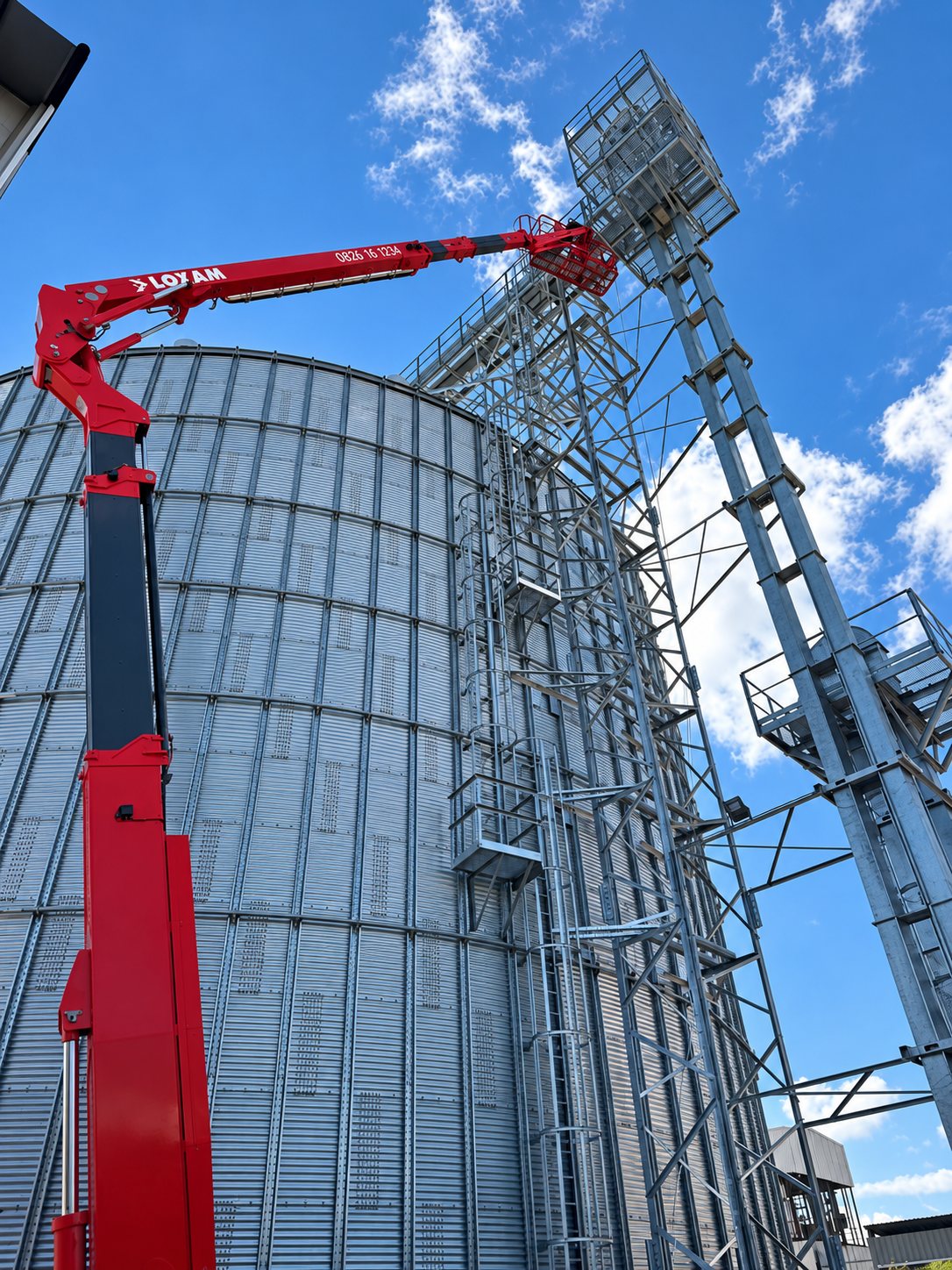 Nacelle élévatrice devant les silos de GHM Huileries